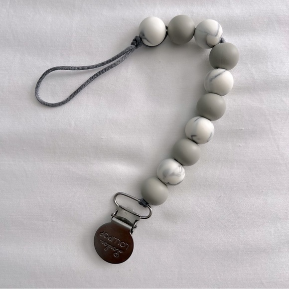 Loulou Lollipop Paci Clip - Picture 1 of 3